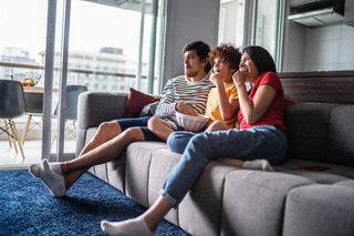 Familia disfrutando de un contenido audiovisual en la TV
