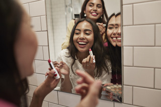  explora el universo de los labiales Maybelline New York