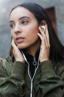 mujer usando auriculares