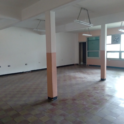 Deposito/galpon O Local De 160 M2.- Con 3 Oficinas Y 3 Baños. Fondo Libre