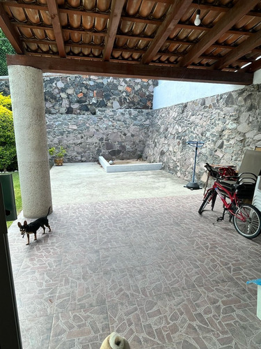 Se Vende Casa En Colinas Del Bosque, 3 Recamaras, Jardín, Estudio En Pb, 3.5 Bañ