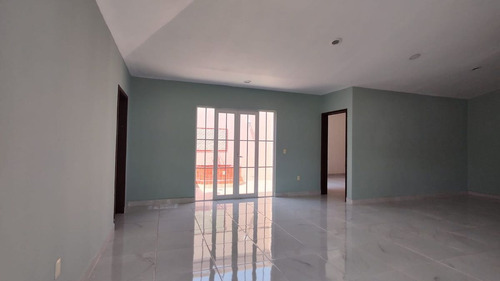 Casa De Una Planta En Huertas Del Carmen, Terreno 812 M2, Construcción 318 M2