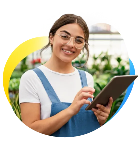 Una persona realiza una venta desde su tableta usando Mercado Pago.